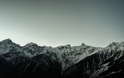 白昼蓝天雪山